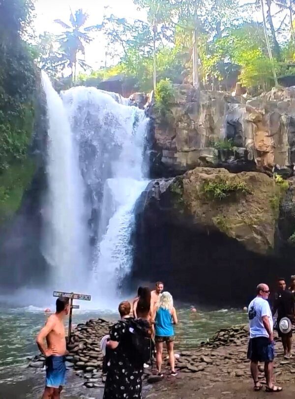 tegenungan waterfall