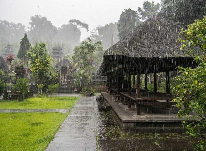 Batukaru temple in the rain