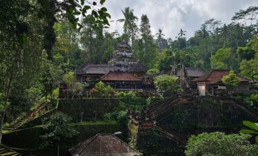 mengening holy water temple