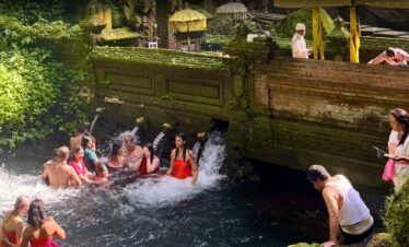 mengening holy water temple