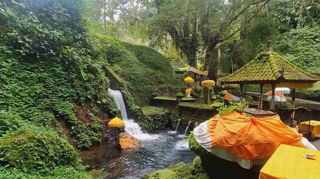 mengening holy water temple