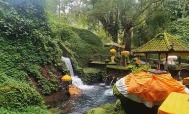 mengening holy water temple