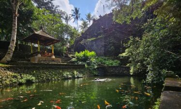 mengening holy water temple
