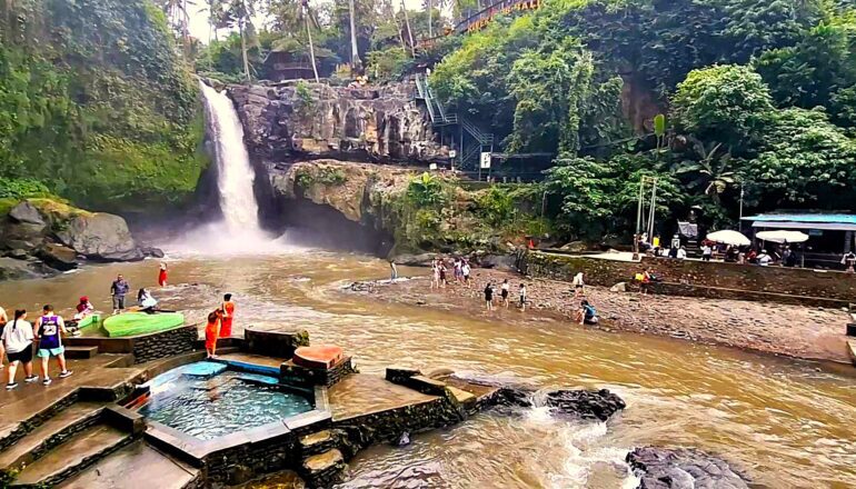 tegenungan waterfall